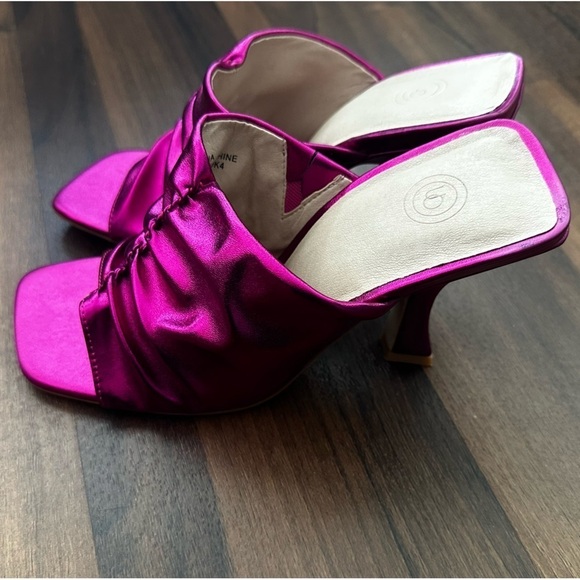 New with tags UO Zoey Ruched Mule Heel Color: Pink Size:6 - Picture 8 of 15